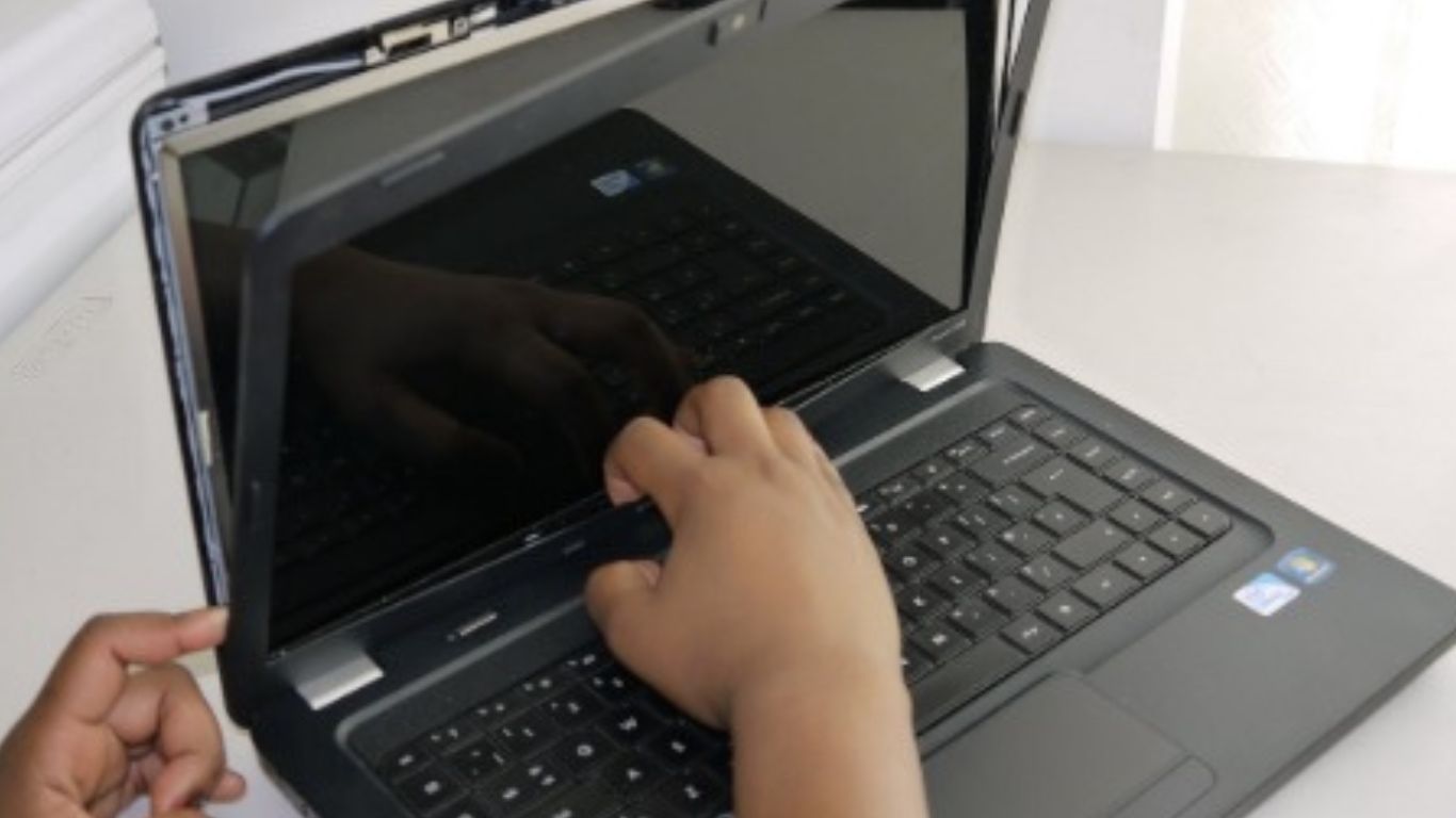 Quy trình thay màn hình laptop tại Hoàng Tiến Computer